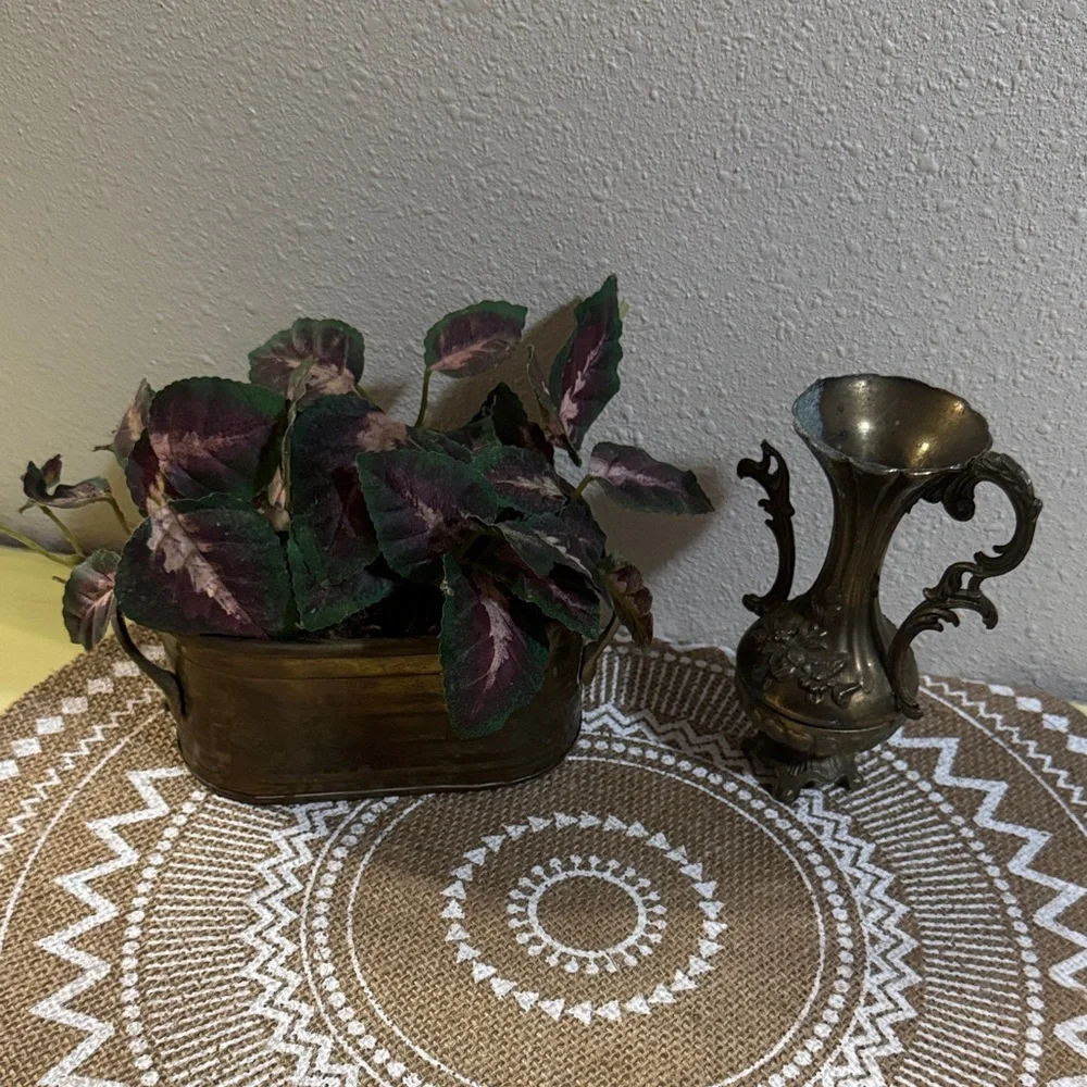 VTG Brass (India) planter with foliage & Brass vase (Italy) broken handle set